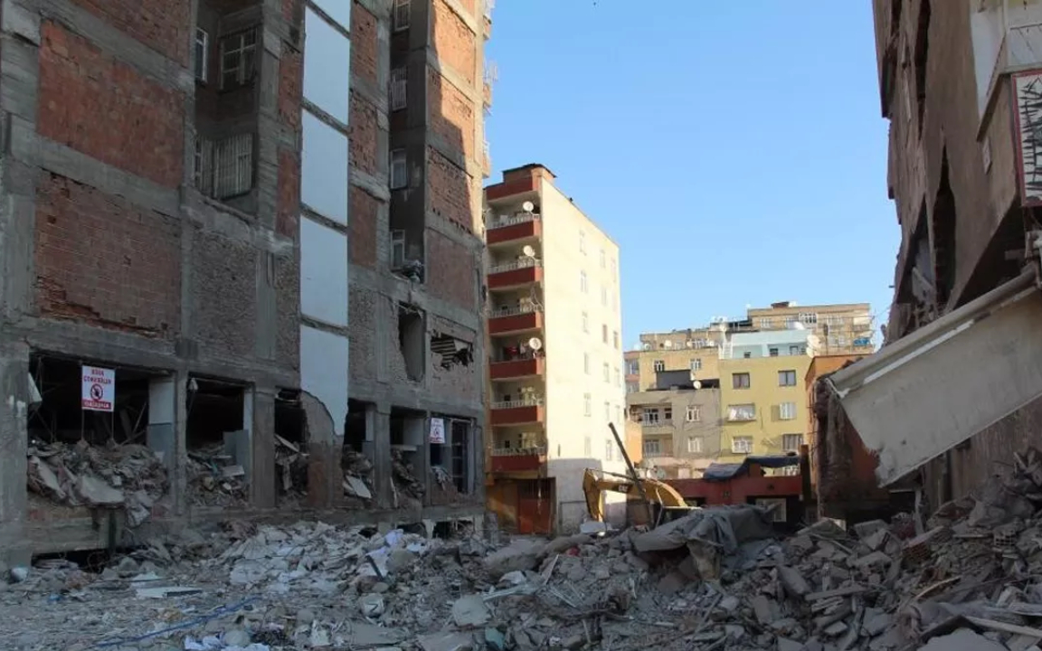Haklarında gözaltı kararı bulunan 2 müteahhit depremde hayatını kaybetmiş