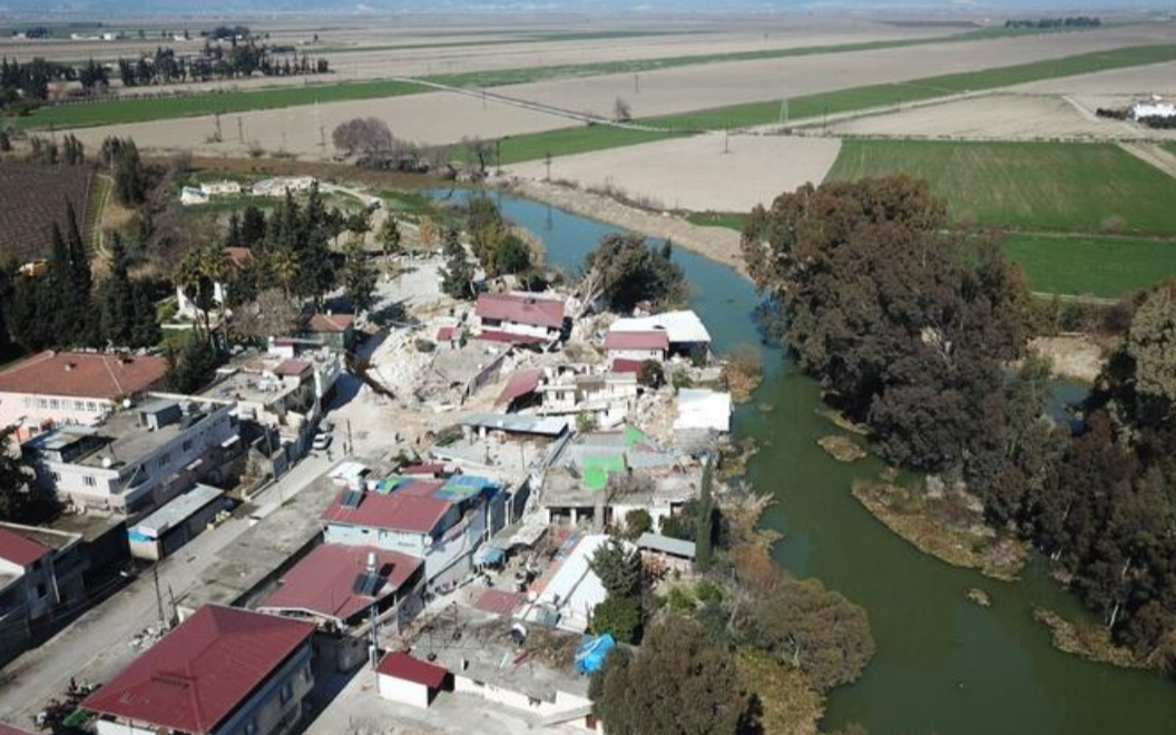 Antakya'da evler Asi Nehri'ne kaydı