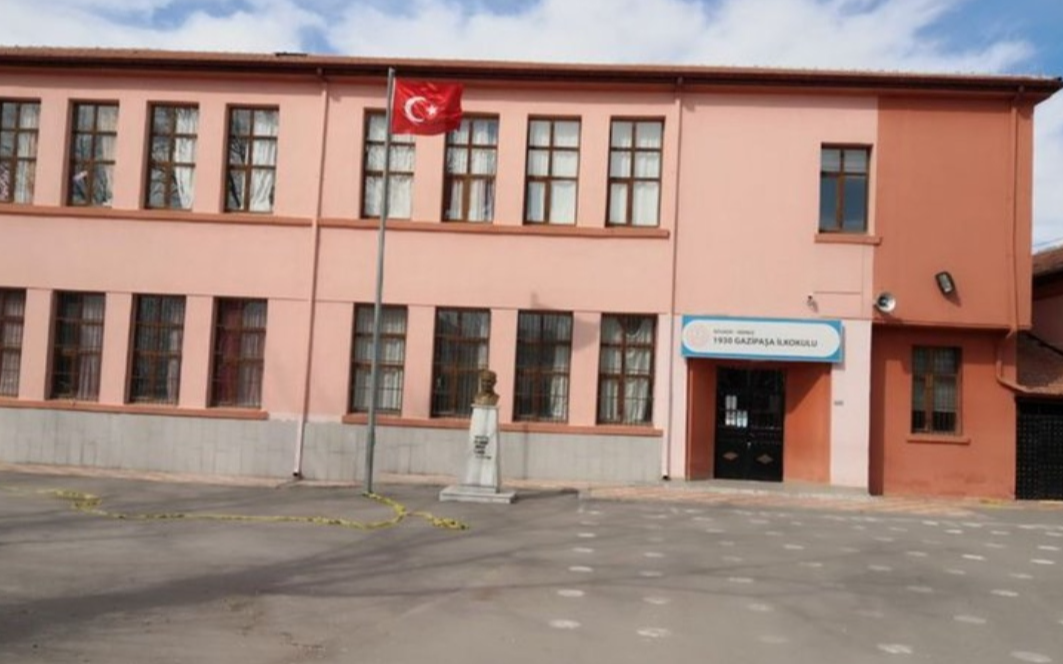 Aksaray'da depremin hasara neden olduğu 3 okul mühürlendi