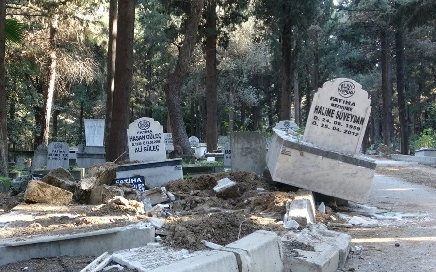 Deprem sonrası Hatay’da mezarlar da hasar aldı