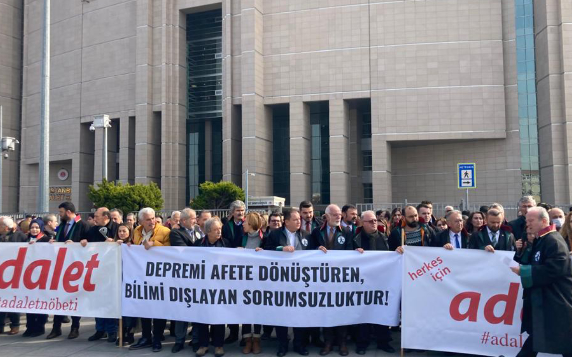 İstanbul’da avukatlardan adalet nöbeti: ‘Bu katliam hesapsız kalmayacak’