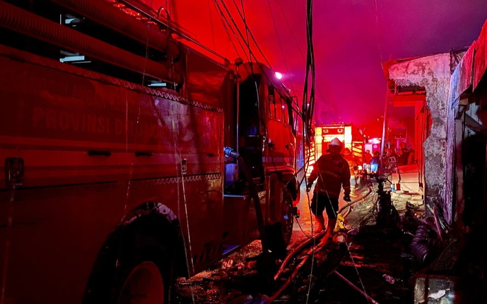 Endonezya'da yakıt deposu yandı: 18 ölü