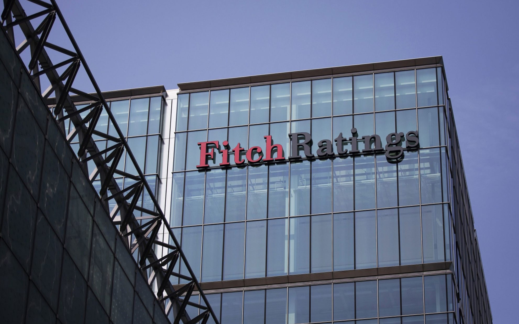 Fitch, küresel büyüme tahminini yükseltti