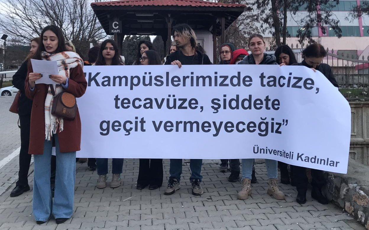 Taciz soruşturması süren profesör görevine döndü