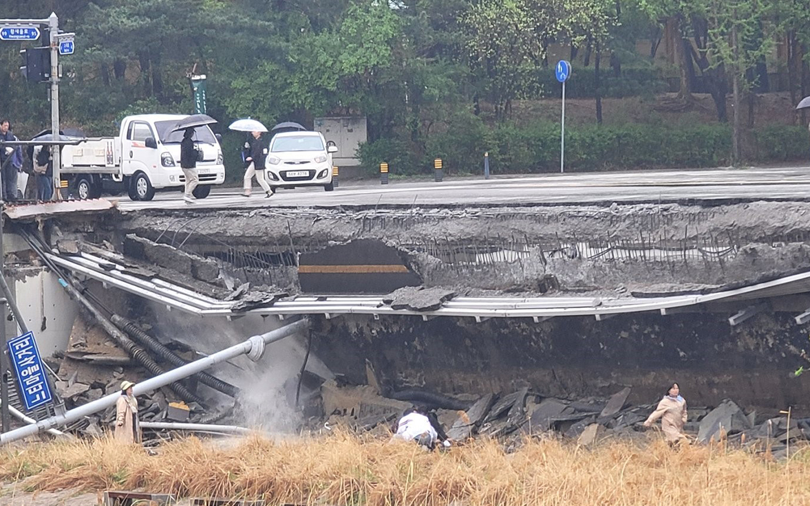 Güney Kore'de köprü çöktü: Bir ölü, bir yaralı