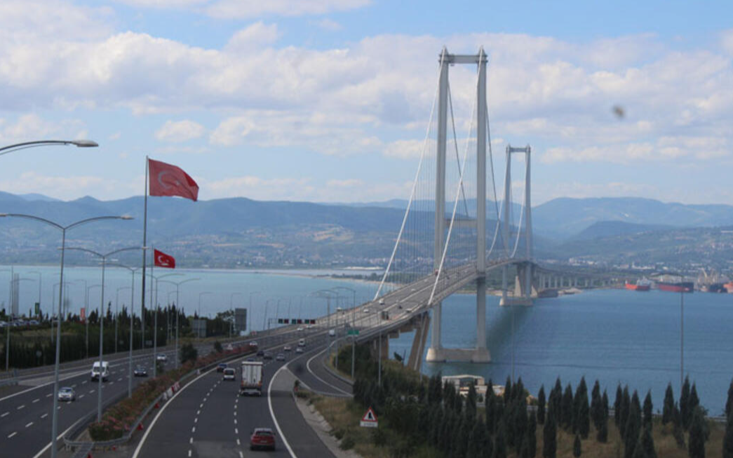 Geçiş rekoru kırılan Osmangazi Köprüsü'nde yine zarar edildi!