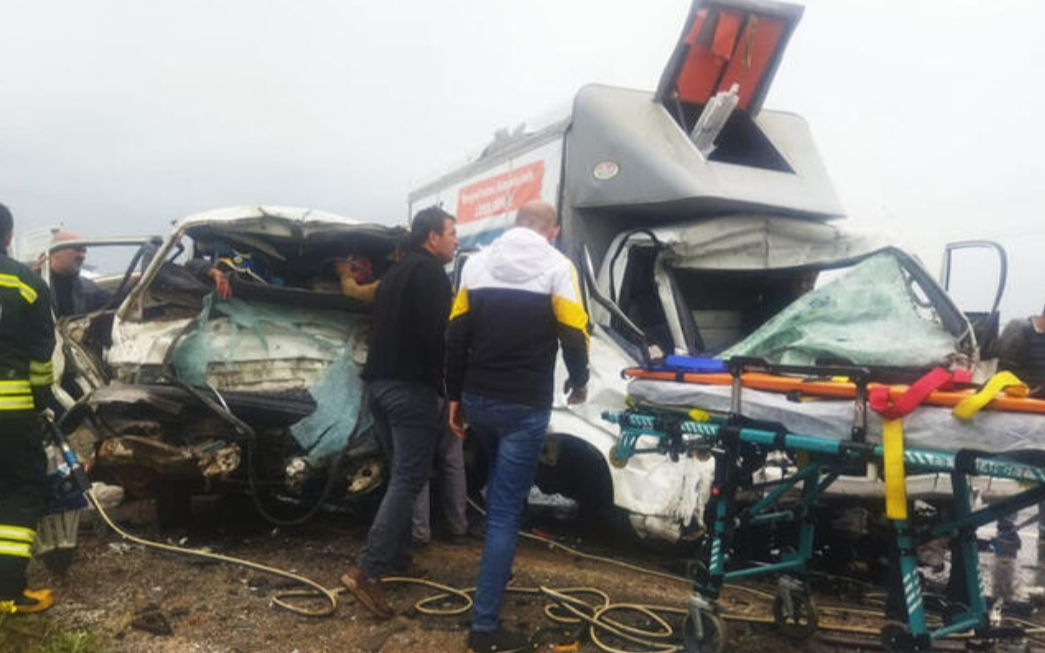 Konya'da trafik kazası: 2 ölü, 3 yaralı
