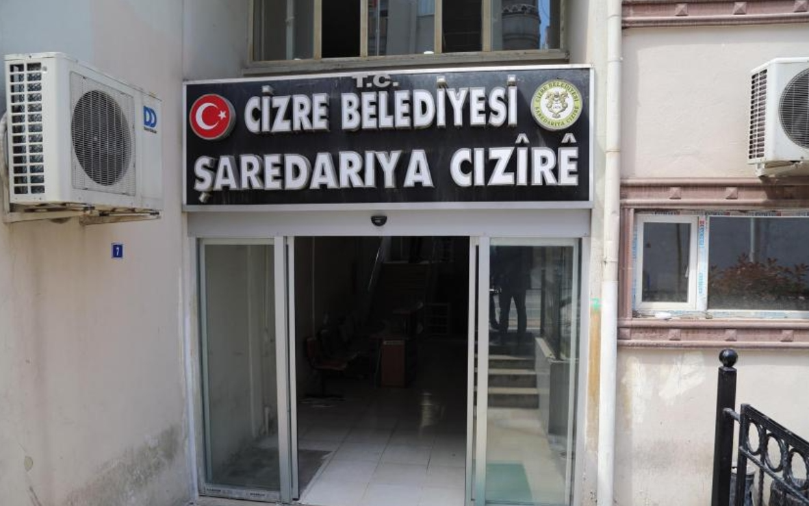 Kayyum, belediye binasını sattı