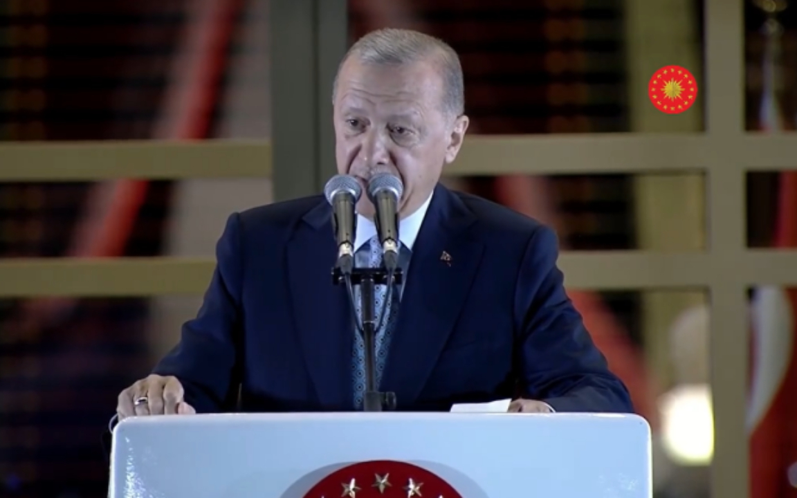 Erdoğan ‘Kaçak Saray’ında balkon konuşması düzenledi: Küfürler canlı yayınlandı