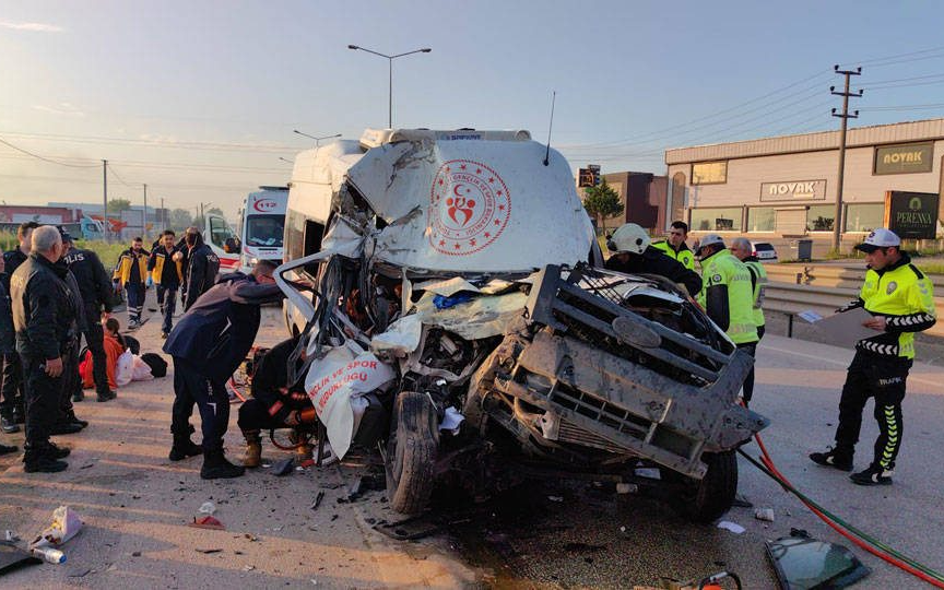 Bursa'da sporcuları taşıyan servis kaza yaptı