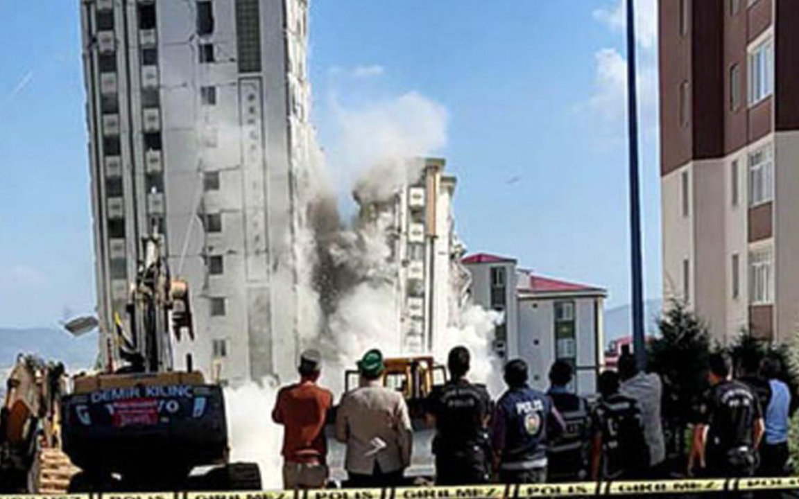 Maraş’ta yıkımı yapılan bina sağlam binanın üstüne devrildi