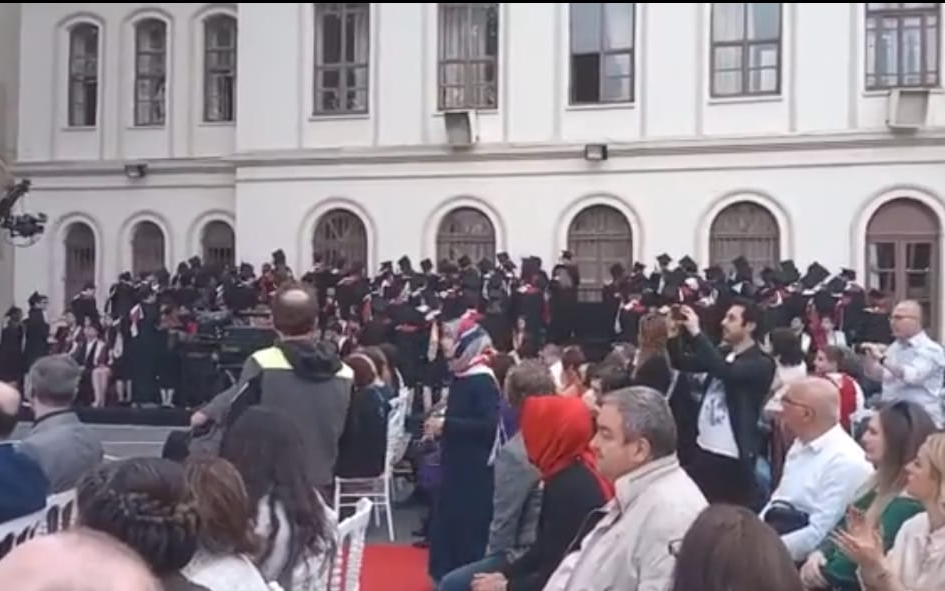 Öğrencilerden, tarikattaki istismarı savunan okul müdürüne protesto!