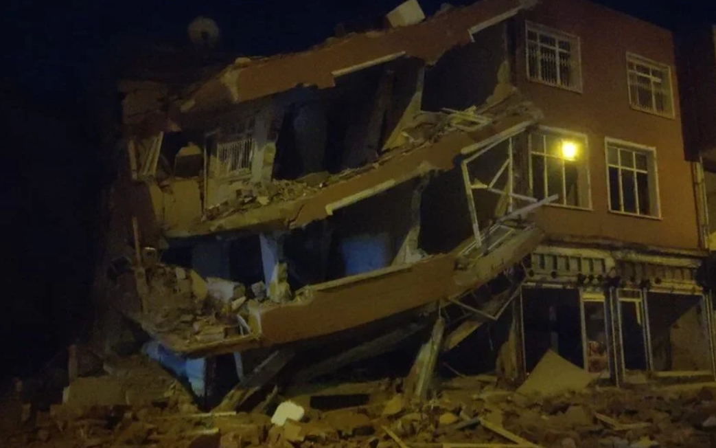 Hatay'da ağır hasarlı bina çöktü