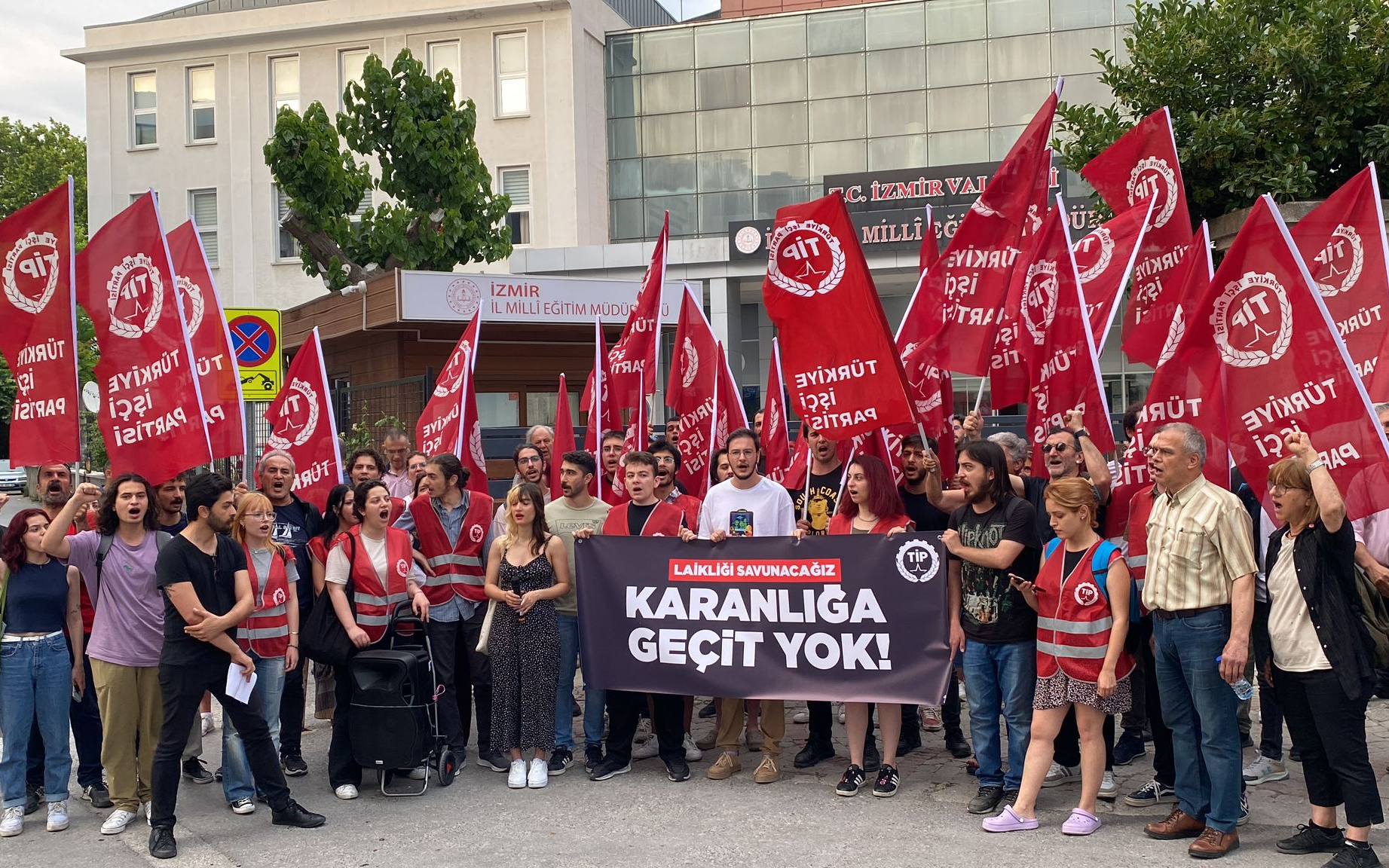 TİP'ten İzmir'de 'ÇEDES' protestosu: 'Milli Eğitim Müdürü hesap versin'