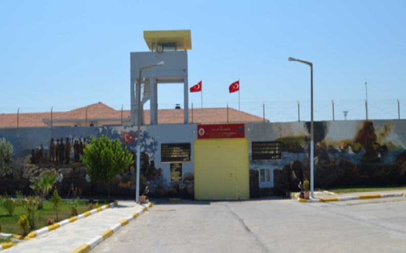 İzmir'de tutuklular ihlallere karşı koğuşu ateşe verdi