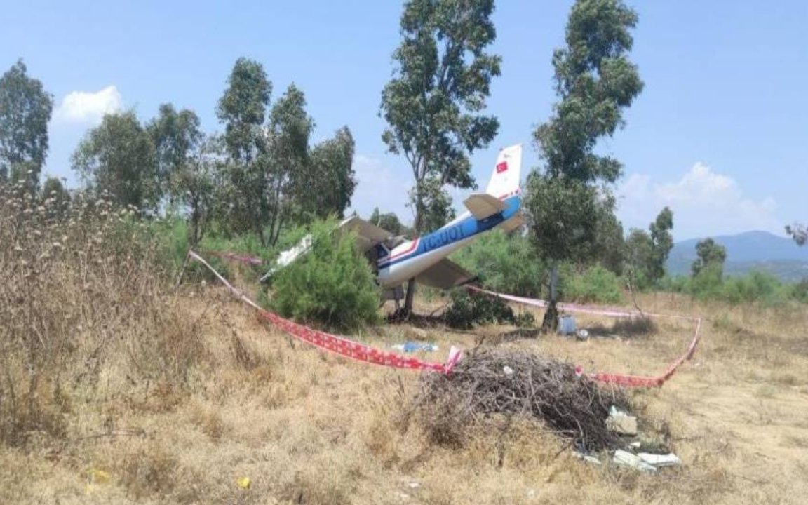 İzmir’de özel uçak araziye düştü