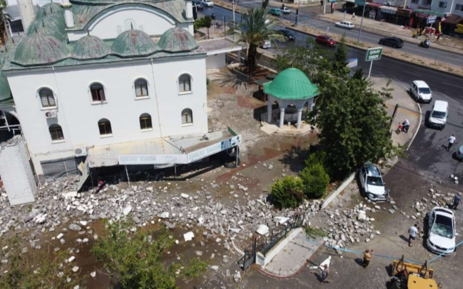 Mersin’de fırtına minareyi devirdi: 2 yaralı