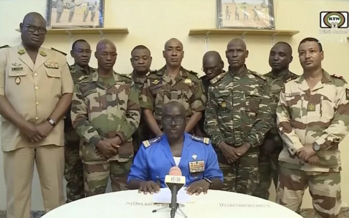 Nijer'de darbe: Asker yönetime el koydu