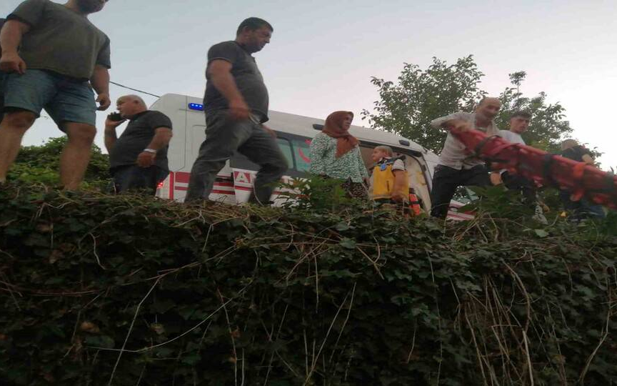 Tarım işçilerini taşıyan araç devrildi: 1'i ağır, 13 yaralı