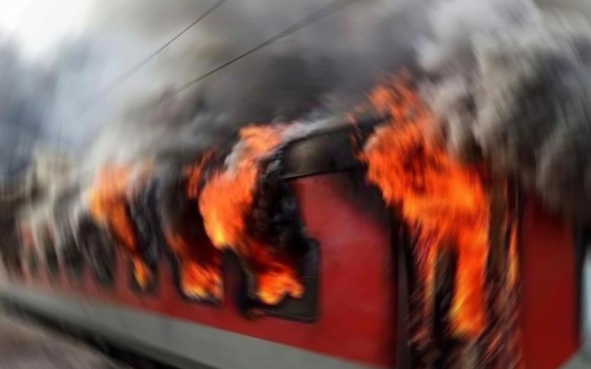 Hindistan’da yolcu treninde tüp patladı: Çok sayıda ölü var