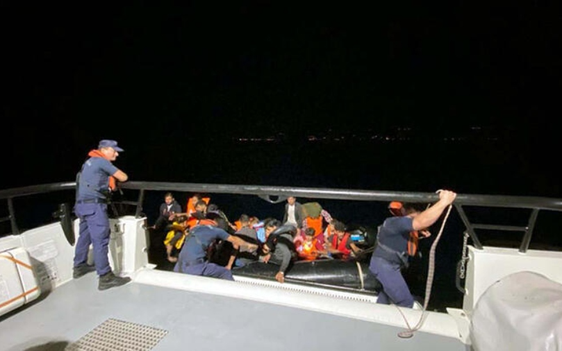 Çanakkale açıklarında 36 kayıtsız göçmen kurtarıldı