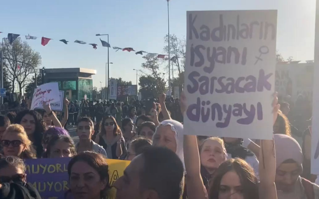 Kadınlar, Mahsa Amini'nin ölüm yıl dönümünde İstanbul'da buluştu