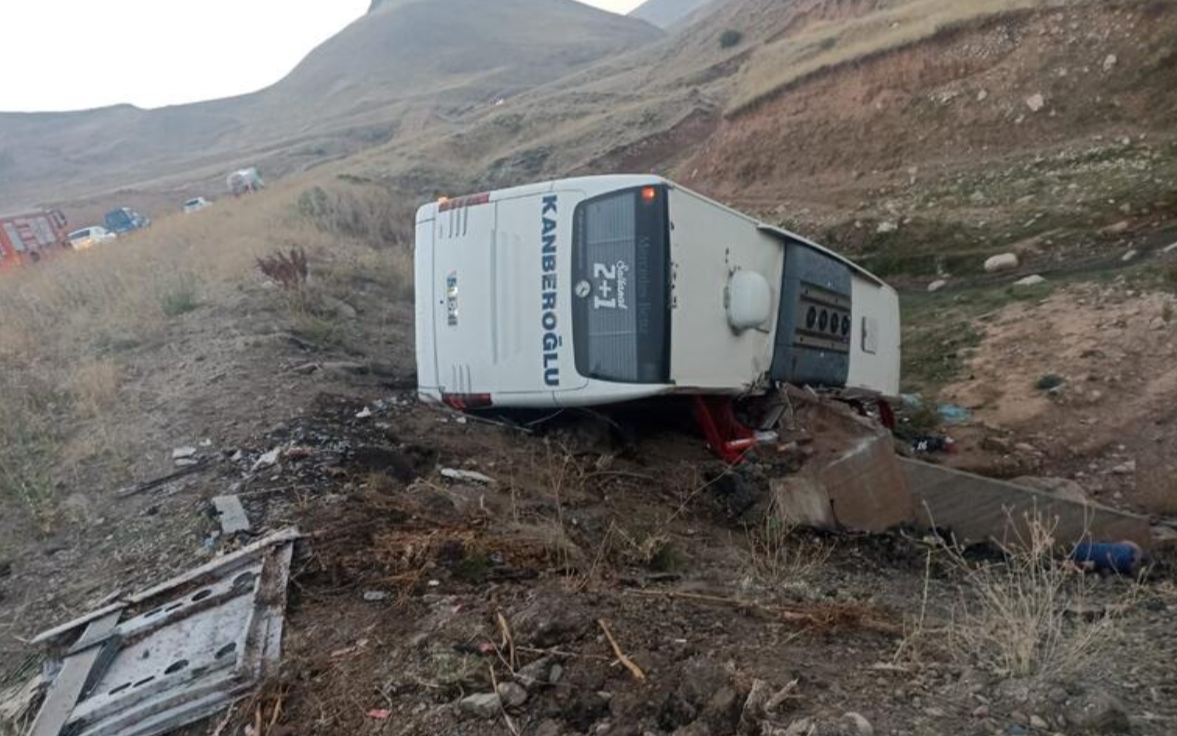 Erzurum'da yolcu otobüsü şarampole yuvarlandı: 3 ölü, 21 yaralı