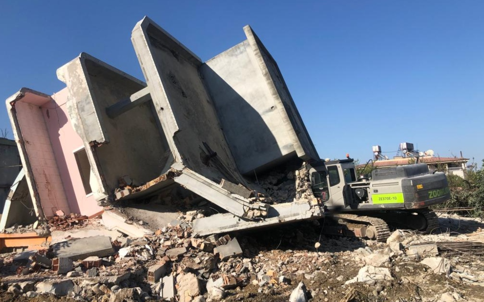 Hatay’da yıkımı yapılan bina vincin üstüne devrildi: Bir yaralı