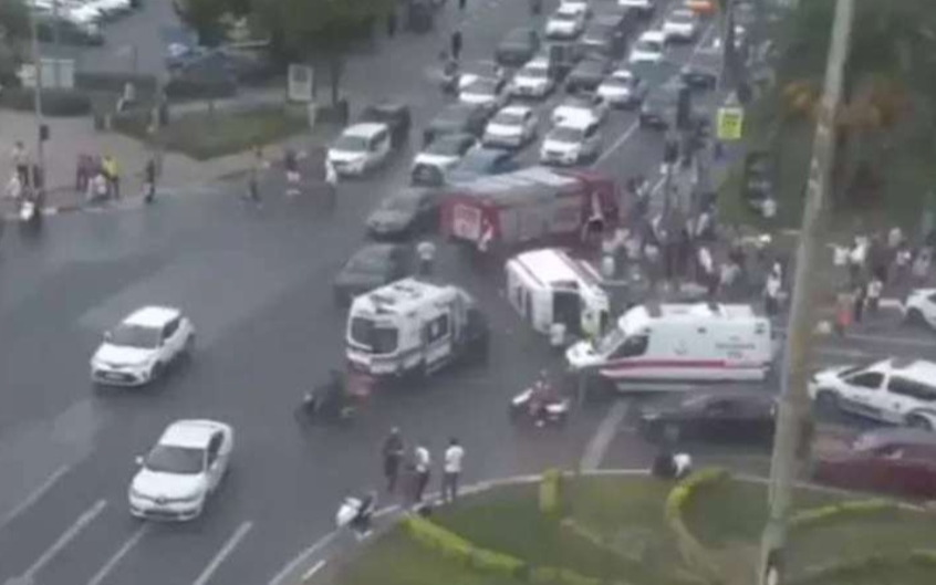 Fatih’te ambulans devrildi: Yaralılar var