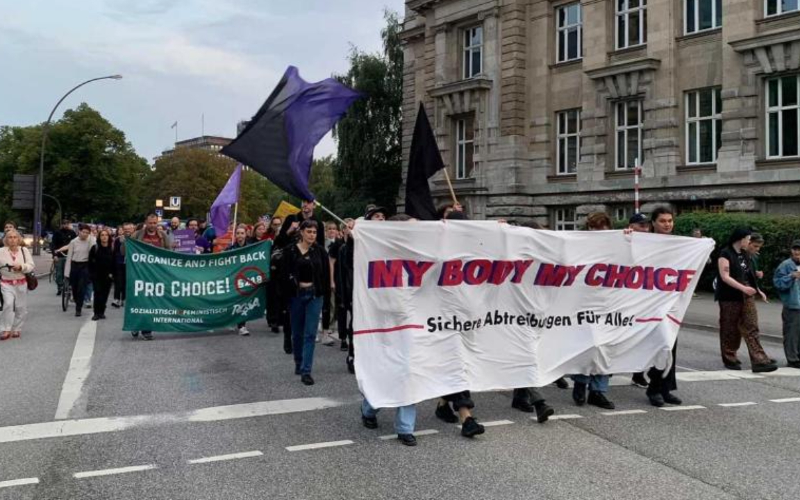 Almanya’da kadınlar kürtajın yasallaşması için sokakta
