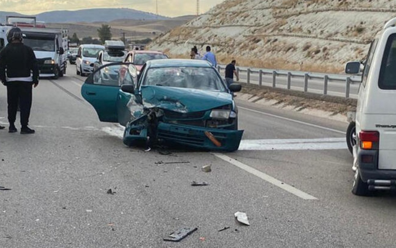 Ankara’da babasının otomobilini sollayan şahıs kazaya neden oldu