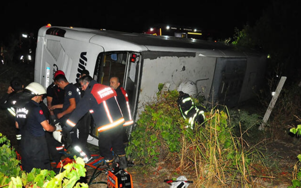 Manisa'da yolcu otobüsü devrildi: 15 yaralı
