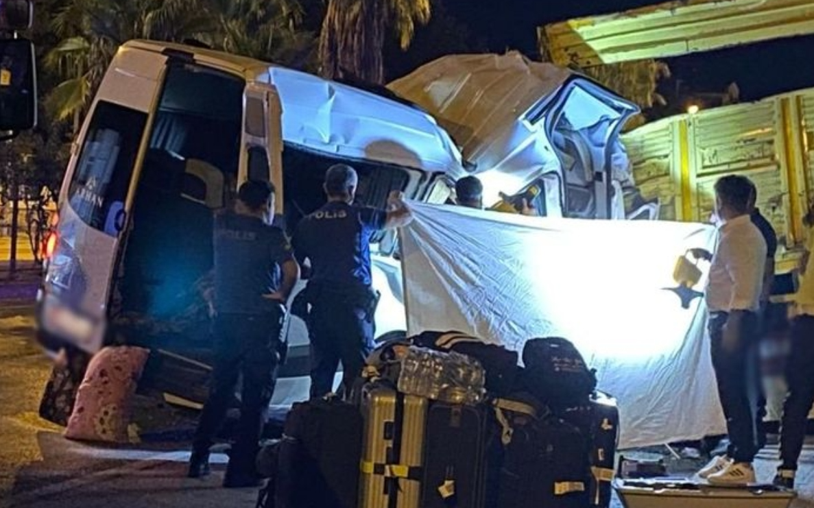 Antalya'da trafik kazası: 2 ölü, 9 yaralı