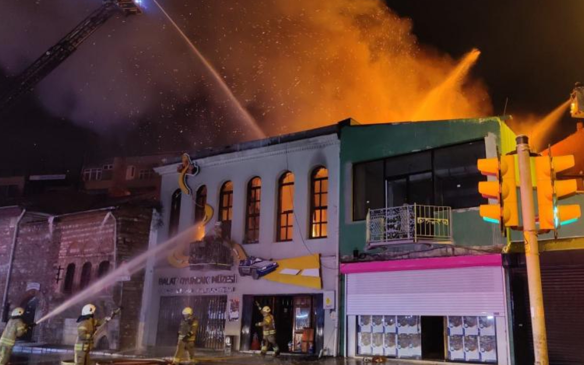 Balat'ta bulunan oyuncak müzesi alev alev yandı