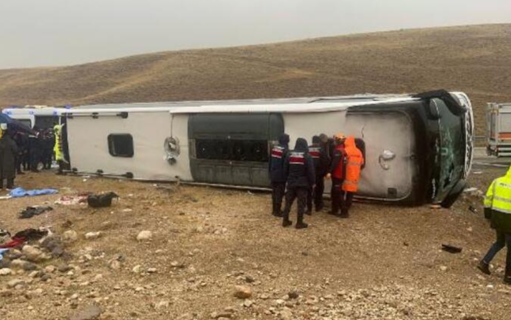 Sivas'ta yolcu otobüsü devrildi: 7 ölü, 40 yaralı