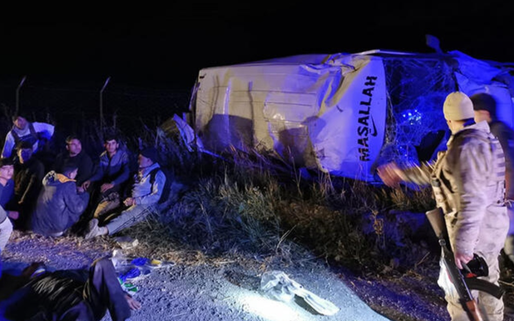 Kaçak göçmenlerin taşındığı minibüs devrildi: 20 yaralı