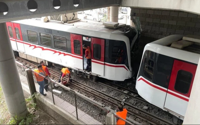 İzmir’de metro raydan çıkarak duvara çarptı