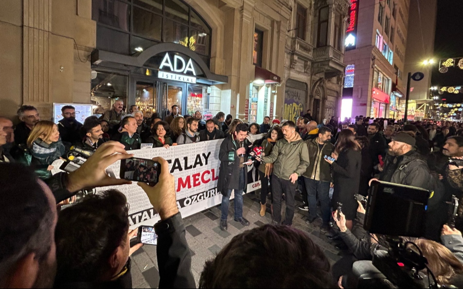 Taksim Meydanı’nda avukatlardan ‘Can Atalay’ eylemi