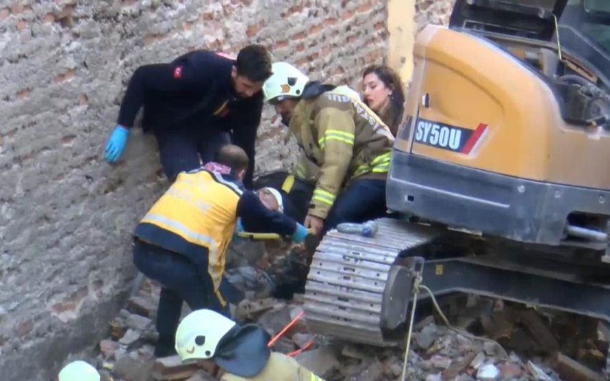 Kadıköy’de bina çöktü: Bir işçi yaralı