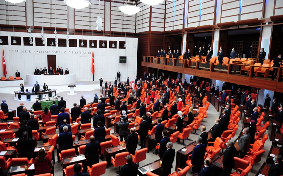 Depremde kaybolan çocukların araştırılması önerisi, AKP ve MHP oylarıyla reddedildi