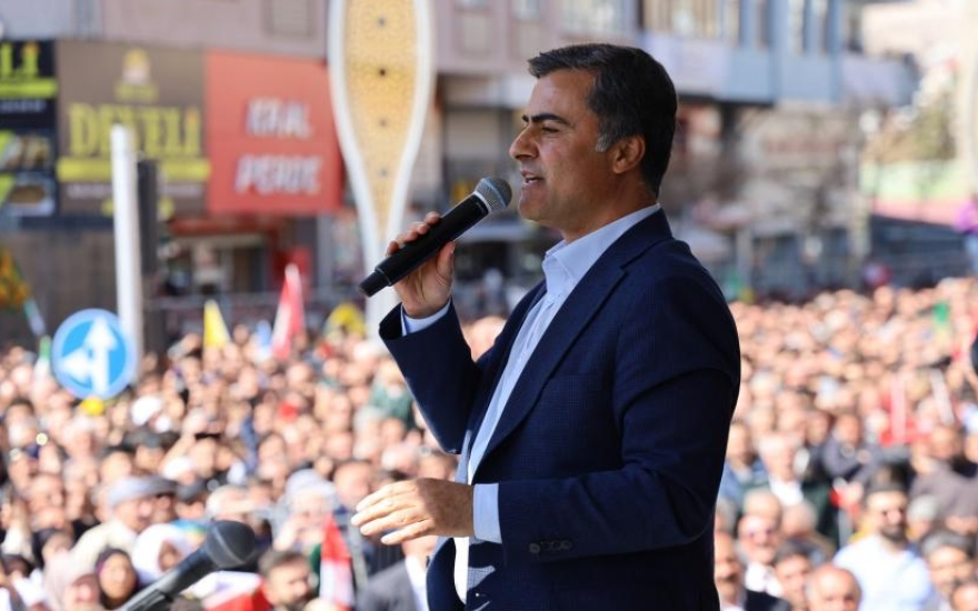 Halk iradesine darbe: DEM Parti’nin kazandığı Van’da, mazbata AKP’ye verildi!