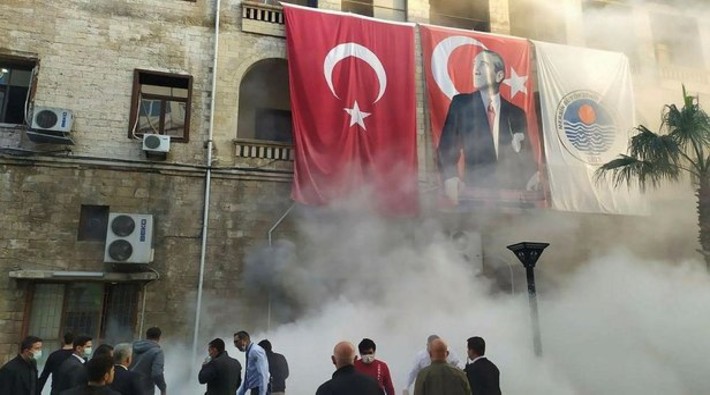 Mersin Büyükşehir Belediyesi hizmet binasında yangın; 2 kişi gözaltına alındı