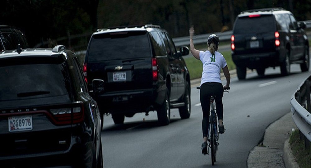 Bisikletli kadından Trump’a ‘orta parmak' 