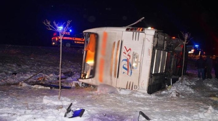 Sivas'ta yolcu otobüsü devrildi: 34 yaralı