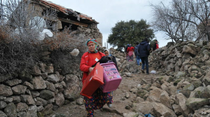 Çanakkale depremlerle sarsılıyor: 298 ev yıkıldı, halk geceyi dışarıda geçirdi