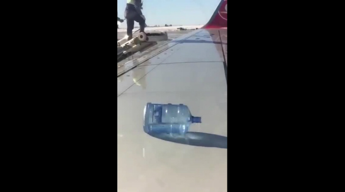 Urfa Havalimanı'nda buzlanmaya 'teknolojik' müdahale: Uçağın üzerinde damacana gezdirdiler!