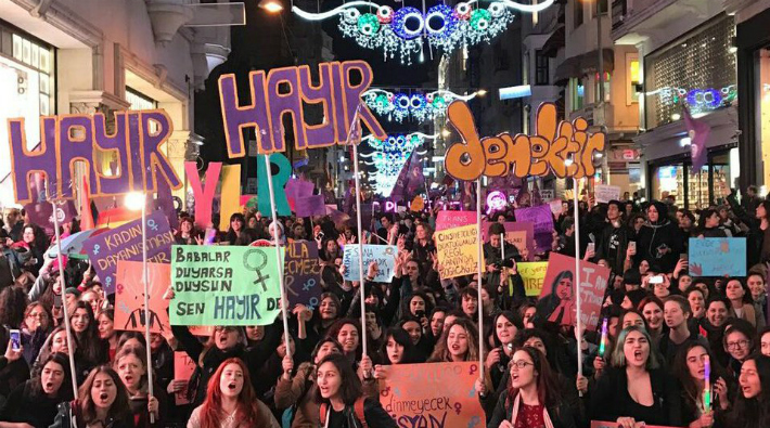 Fotoğraflarla binlerce kadının katıldığı Taksim gece yürüyüşü