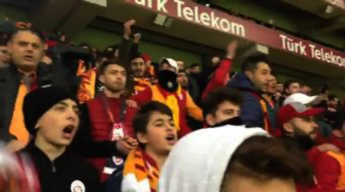 Galatasaray taraftarı İzmir Marşı'nı söyledi
