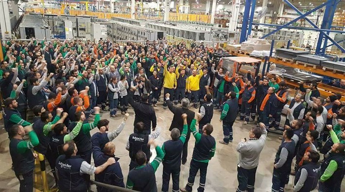 Metal işçileri grev kararını fabrikalara astı!