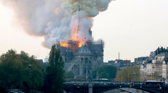 Paris'in ünlü Notre Dame Katedrali'nde yangın çıktı!